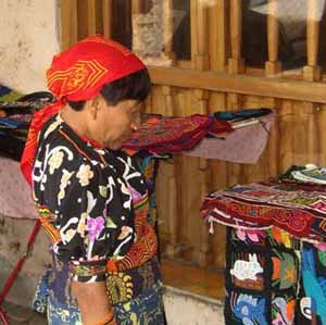 Femme kuna revetue du costume traditionnel